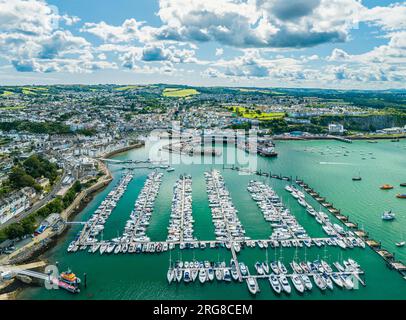 Blick von oben über Boote und Yachten in Brixham Marina von einer Drohne, Brixham, Torbay, Devon, England, Europa Stockfoto