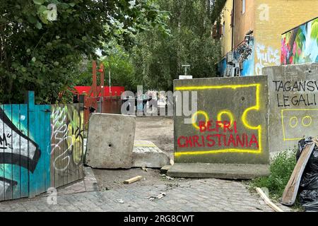 Kopenhagen, Dänemark. 08. Aug. 2023. „Becomed Christiania“ (Freies Christiania) steht auf einer Blockade einer Seitengasse der sogenannten Pusher Street in der freien Stadt Kopenhagen Christiania. Eine Gruppe von Bewohnern Christianiens ist verärgert über die Präsenz krimineller Banden im alternativen Wohnungsbau und hat Christianias Drogenstraße - Pusher Street - blockiert, um gegen Banden und Rocker zu protestieren. Kredit: -/dpa/Alamy Live News Stockfoto