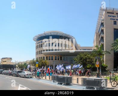 Demonstranten protestieren gegen die Verhaftung von Führern der antidiktatorischen Bewegungen außerhalb des Polizeihauptquartiers von Tel Aviv in der Salamstraße Tel Aviv Stockfoto