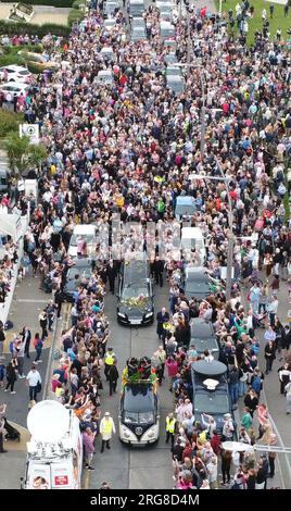 Fans der Sängerin Sinead O'Connor sind auf den Straßen, um sich von der irischen Sängerin zu verabschieden, während ihr Begräbnis durch ihre ehemalige Heimatstadt Bray, Co Wicklow, vor einer privaten Beerdigung geht. Foto: Dienstag, 8. August 2023. Stockfoto