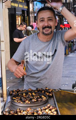 Istanbul, Türkei, Türkiye. Istiklal Street, Lieferant von gerösteten Kastanien. Stockfoto