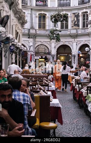 Istanbul, Türkei, Türkiye. Istiklal Street, Cicek Pasaji (buchstäblich Blumenpassage), jetzt bewohnt von Restaurants. Stockfoto