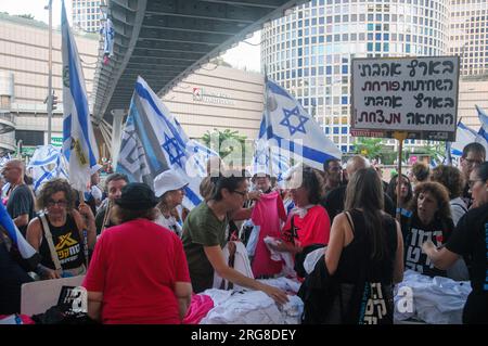 Woche 30 der Anti-Diktatur-Demonstrationen in der Kaplan Street Tel Aviv, Israel 29. Juli 2023 Stockfoto