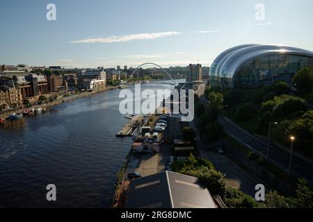 Der Fluss Tyne in Newcastle mit der Gateshead Millennium Bridge in der Ferne. Der Sage Gateshead befindet sich rechts vom Bild. Stockfoto