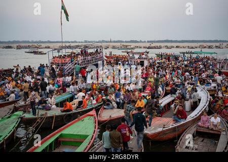 Varanasi India - 12 2023. März Gläubige, die Ganga-Gottesdienste auf Dashvamedh Ghat, Varanasi, Indien, verfolgen Stockfoto