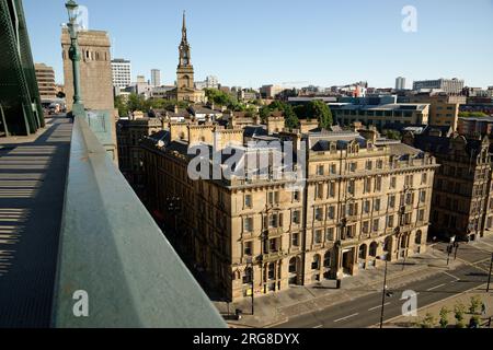 Gebäude von Newcastle Upon Tyne, England. Honigfarbener Stein des Nordostens an einem sonnigen Morgen. Stockfoto