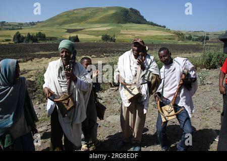 Eine Gruppe von Musikern, die während der Zuckerrohrernte in der Region des Blauen Nils Äthiopiens Musik spielen der Blaue Nil ist ein Fluss, der aus La stammt Stockfoto