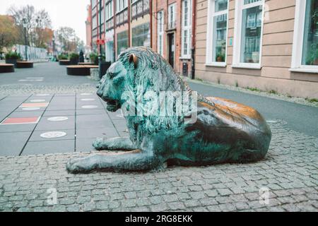 Danzig, Polen - 11. November 2022: Statuen von Bronzelöwen in der Altstadt von Danzig als Symbol der Stadt, Polen Stockfoto