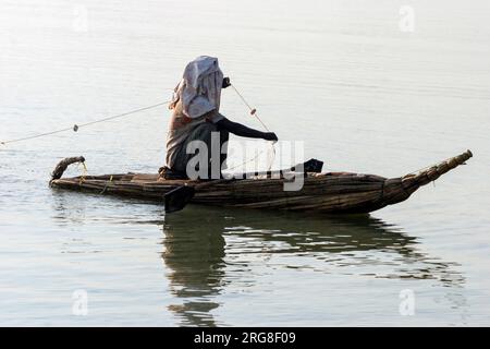 Mann, der auf einem Boot aus lokalem Papyrus und Schilf im Lake Tana in Äthiopien angeln will Stockfoto