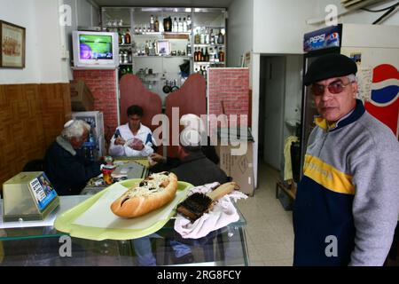 Arbeitslose Männer spielen Karten in einem Café in Yerhuham eine abgelegene Siedlung in Negev, Israel Yeruham ist eine Entwicklungsstadt, die in den 50er Jahren gegründet wurde Stockfoto