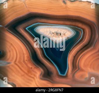 Dünne Scheibe blaues Agate mit Kristallen in einem Geode, beleuchtet von hinten Stockfoto