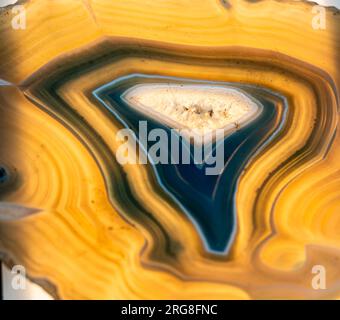 Dünne Scheibe blaues Agate mit Kristallen in einem Geode, beleuchtet von hinten Stockfoto