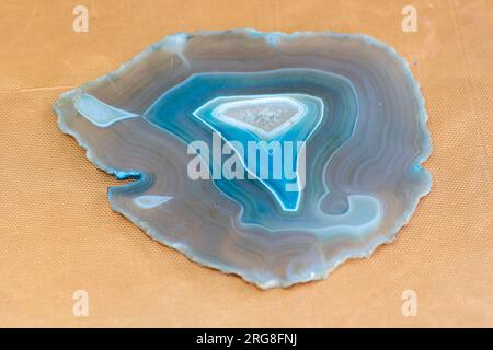 Dünne Scheibe blaues Agate mit Kristallen in einem Geode, beleuchtet von hinten Stockfoto