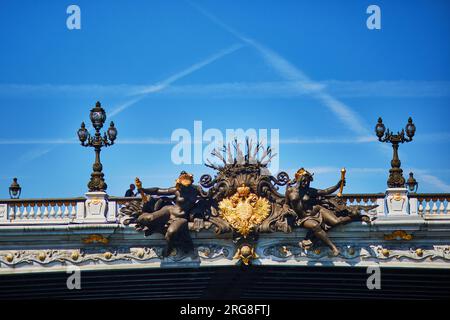 Wunderschöne architektonische Details der berühmten Alexandre III-Brücke in Paris, Frankreich Stockfoto