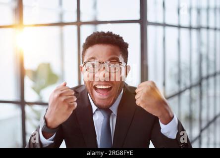 Ein glücklicher, selbstbewusster Schwarzer, der für einen Kopfschuss posiert Stockfoto