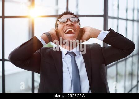 Foto eines jungen, aufgeregten Mannes, der sich über das Glück freut. Stockfoto