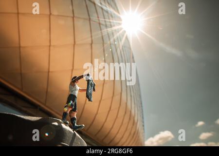 Ein kleiner Fußballspieler hält sein Trikot vor einem Stadion, das Messi repräsentiert, nachdem er im Sammy Ofer Stadium, Haifa, Israel, gespielt hat Stockfoto