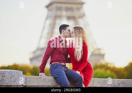 Romantisches Paar in der Nähe des Eiffelturms in Paris, Frankreich Stockfoto
