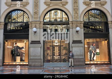 Prada in der Galleria Vittorio Emanuele in Mailand, Italien. Stockfoto