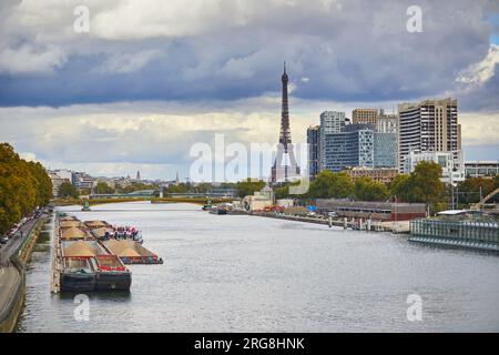 Malerischer Blick auf den Eiffelturm über die seine von der Garigliano-Brücke an einem hellen Herbsttag in Paris, Frankreich Stockfoto