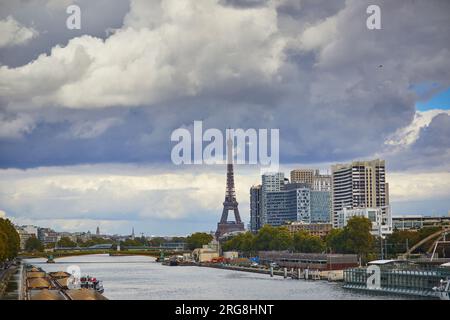 Malerischer Blick auf den Eiffelturm über die seine von der Garigliano-Brücke an einem hellen Herbsttag in Paris, Frankreich Stockfoto