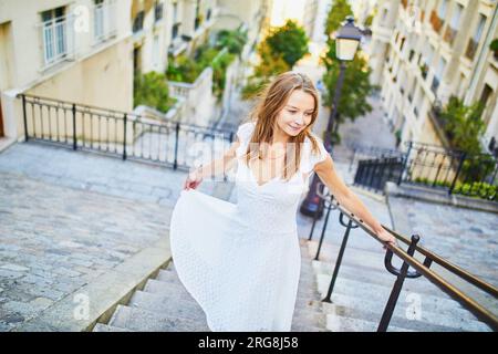 Wunderschöne junge Frau, die an einem sonnigen Tag auf dem Montmartre-Hügel in Paris, Frankreich, spaziert Stockfoto