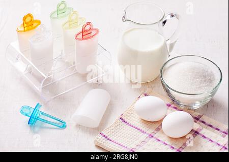 Eiscreme-Formen aus Kunststoff stehen auf plexiglas-Ständer, Zutaten zum Kochen Stockfoto