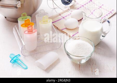 Eiscreme-Formen aus Kunststoff stehen auf plexiglas-Ständer, Zutaten zum Kochen Stockfoto