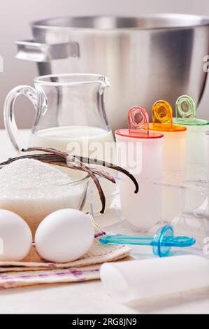Eiscreme-Formen aus Kunststoff stehen auf plexiglas-Ständer, Zutaten zum Kochen Stockfoto