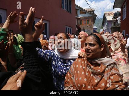 Srinagar, Indien. 06. Aug. 2023. 06. August 2023, Bandipora Kaschmir, Indien : Angehörige und Nachbarn trauern während der Bestattungsbewegung eines indischen Armeesoldaten Waseem Sarwar Bhat in Bandipora, nördlich von Srinagar. Bhat gehörte zu drei Soldaten der indischen Armee, die am 04. August 2023 bei einer Begegnung mit militanten Kämpfern im Bezirk Kulgam im Süden Kaschmirs getötet wurden. Am 06. August 2023 in Bandipora Kaschmir, Indien. (Foto: Firdous Nazir/Eyepix Group/Sipa USA) Kredit: SIPA USA/Alamy Live News Stockfoto