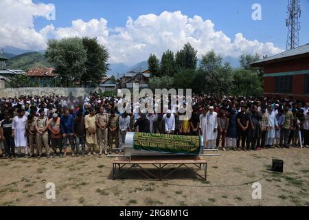 Srinagar, Indien. 06. Aug. 2023. 06. August 2023, Bandipora Kaschmir, Indien: Verwandte und Nachbarn nehmen an der Beerdigung eines indischen Armeesoldaten Waseem Sarwar Bhat in Bandipora, nördlich von Srinagar, Teil. Bhat gehörte zu drei Soldaten der indischen Armee, die am 04. August 2023 bei einer Begegnung mit militanten Kämpfern im Bezirk Kulgam im Süden Kaschmirs getötet wurden. Am 06. August 2023 in Bandipora Kaschmir, Indien. (Foto: Firdous Nazir/Eyepix Group/Sipa USA) Kredit: SIPA USA/Alamy Live News Stockfoto