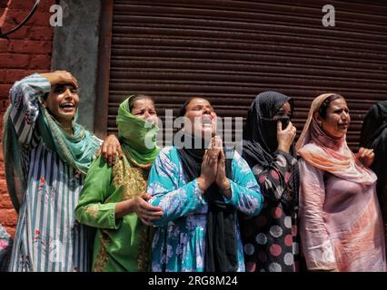 Srinagar, Indien. 06. Aug. 2023. 06. August 2023, Bandipora Kaschmir, Indien : Angehörige und Nachbarn trauern während der Bestattungsrunde eines indischen Armeesoldaten Waseem Sarwar Bhat in Bandipora, nördlich von Srinagar. Bhat gehörte zu drei Soldaten der indischen Armee, die am 04. August 2023 bei einer Begegnung mit militanten Kämpfern im Bezirk Kulgam im Süden Kaschmirs getötet wurden. Am 06. August 2023 in Bandipora Kaschmir, Indien. (Foto: Firdous Nazir/Eyepix Group/Sipa USA) Kredit: SIPA USA/Alamy Live News Stockfoto