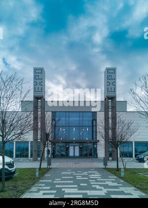 Krakau, Polen - März 22 2023: Moderne Fassade neben dem Parkplatz des modernen Kongresszentrums EXPO Krakau mit großem Platz für expo und Konferenzen Stockfoto