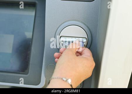 8. August 2023, Cours la Ville, Auvergne Rhone Alpes, Frankreich: Eine Person zieht ihre Bankkarte an einem Geldautomaten durch. (Kreditbild: © Adrien Fillon/ZUMA Press Wire) NUR REDAKTIONELLE VERWENDUNG! Nicht für den kommerziellen GEBRAUCH! Stockfoto