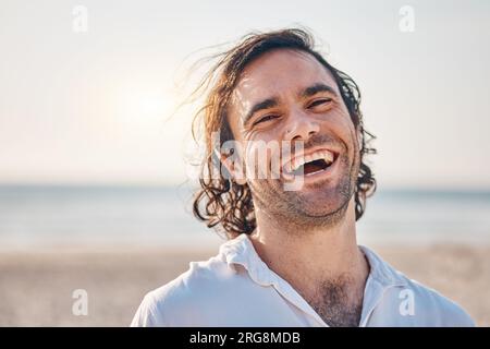 Lustig, Porträt und Mann mit einem Lächeln, draußen und Urlaub mit Sommerurlaub, Humor und Relax. Gesicht, männlicher Mensch und glücklicher Kerl, in Kanada Stockfoto
