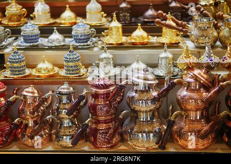 Wunderschöne Tee- und Kaffeesets auf dem Ägyptischen Basar oder Gewürzbasar, einem der größten Basare in Istanbul, Türkei. Der Markt verkauft Gewürze, Süßigkeiten, Jewelle Stockfoto