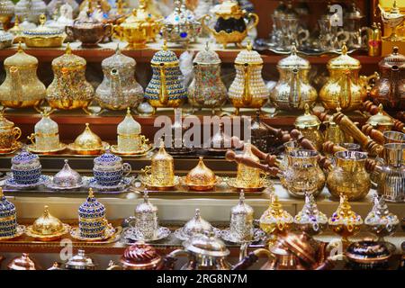 Wunderschöne Tee- und Kaffeesets auf dem Ägyptischen Basar oder Gewürzbasar, einem der größten Basare in Istanbul, Türkei. Der Markt verkauft Gewürze, Süßigkeiten, Jewelle Stockfoto