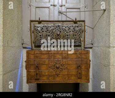 Porto, Portugal, Clerigos-Kirche. Mittelalterliche Kiste oder Container an einem Fenster. Historisches Objekt im katholischen Tempel Stockfoto
