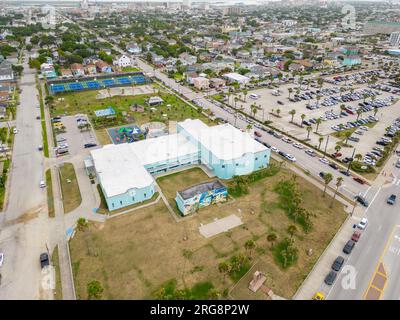 Galveston, TX, USA - 23. Juli 2023: Luftfoto des McGuire Dent Recreation Center im Menard Park Stockfoto