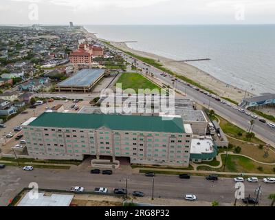 Galveston, TX, USA - 23. Juli 2023: Luftfoto der Meridian Seniorenwohnheim in Strandnähe Stockfoto