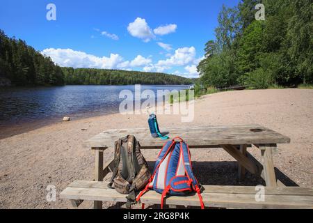 Ein Picknickplatz am Strand des Pitkäjärvi-Sees im Nuuksio-Nationalpark - Haltia-Naturzentrum, Finnland Stockfoto