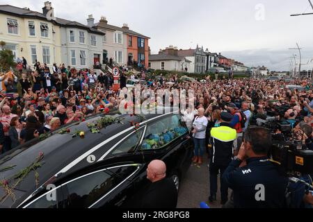 Fans der Sängerin Sinead O'Connor sind auf den Straßen, um sich von der irischen Sängerin zu verabschieden, während ihr Begräbnis durch ihre ehemalige Heimatstadt Bray, Co Wicklow, vor einer privaten Beerdigung geht. Foto: Dienstag, 8. August 2023. Stockfoto