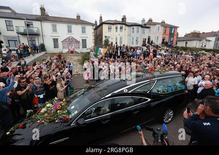 Fans der Sängerin Sinead O'Connor sind auf den Straßen, um sich von der irischen Sängerin zu verabschieden, während ihr Begräbnis durch ihre ehemalige Heimatstadt Bray, Co Wicklow, vor einer privaten Beerdigung geht. Foto: Dienstag, 8. August 2023. Stockfoto