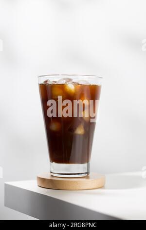 Gefrorenes Ameriano in einem Glas auf einem weißen Tisch Stockfoto