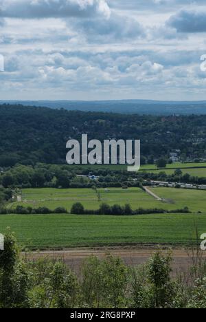 Blick von den North Downs mit Blick auf Oxted in Surrey auf der Autobahn M25 Stockfoto