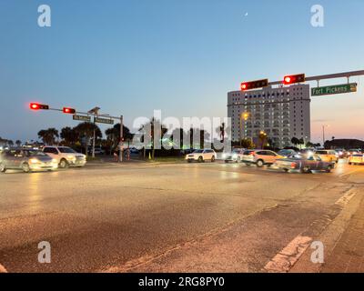 Pensacola Beach, FL, USA - 21. Juli 2023: Nachtfoto Pensacola Beach Kreuzung von Via DeLuna Drive und Fort Pickens Road Stockfoto