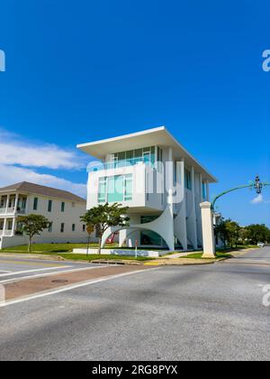 Pensacola, FL, USA - 21. Juli 2023: Postmodernes Haus mit architektonisch erhöhten Elementen Stockfoto