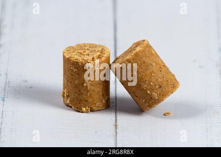 Zwei Stücke Erdnussbonbons auf einem weißen Holztisch Stockfoto