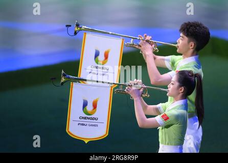 Chengdu, Chinas Provinz Sichuan. 8. Aug. 2023. Musiker treten während der Abschlusszeremonie der FISU Summer World University Games 31. in Chengdu, Provinz Sichuan im Südwesten Chinas, am 8. August 2023 auf. Kredit: Zhang Duan/Xinhua/Alamy Live News Stockfoto