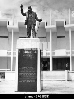 Eine Statue von Sir Winston Churchill, die vor dem Churchill Memorial Museum in Bandar Seri Begawan, Brunei, das Schild „V for Victory“ trägt. Stockfoto